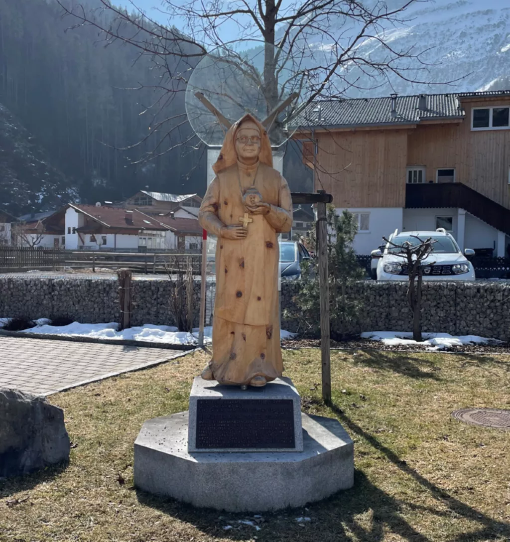 Anna Dengel Statue