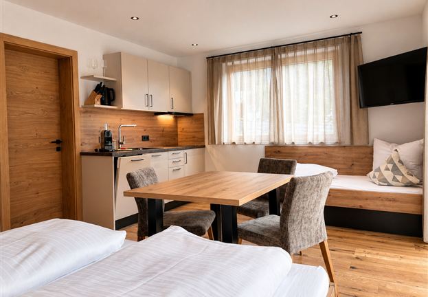Studio, shower, toilet, ground floor