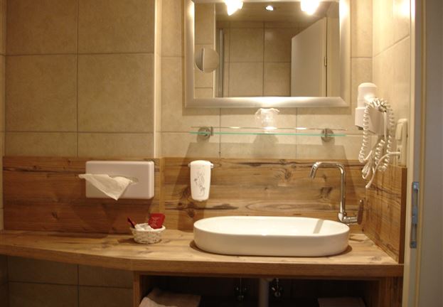 Double room, shower or bath, toilet, west