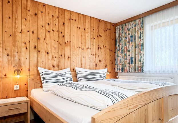 Apartment, shower, toilet, 4 or more bed rooms