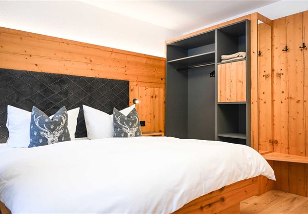 Studio, shower, toilet, living room/bedroom